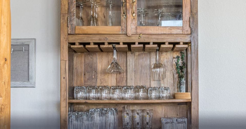 Fully stocked glassware for that apres wine or cocktail enjoyment