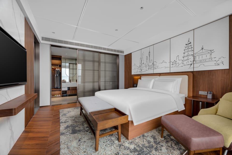 Executive Suite | Premium bedding, down comforters, minibar (free items), desk