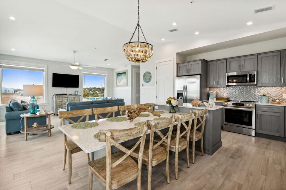 Fully stocked kitchen | Dining area