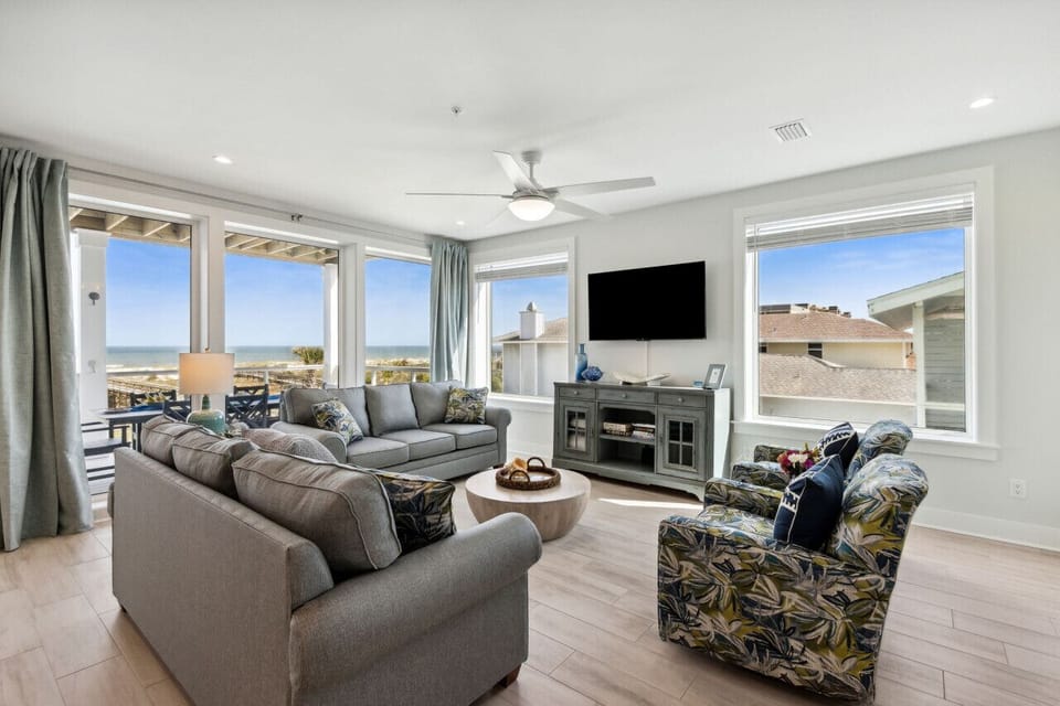 Living Room | Pull-out sofa & cable smart TV