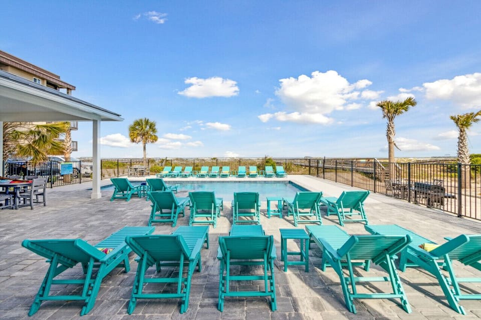 Pool w/lounge chairs