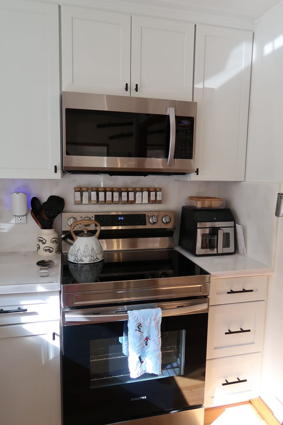 Kitchen- Air fryer, toaster, rice cooker, blender, spices, and knives set. 