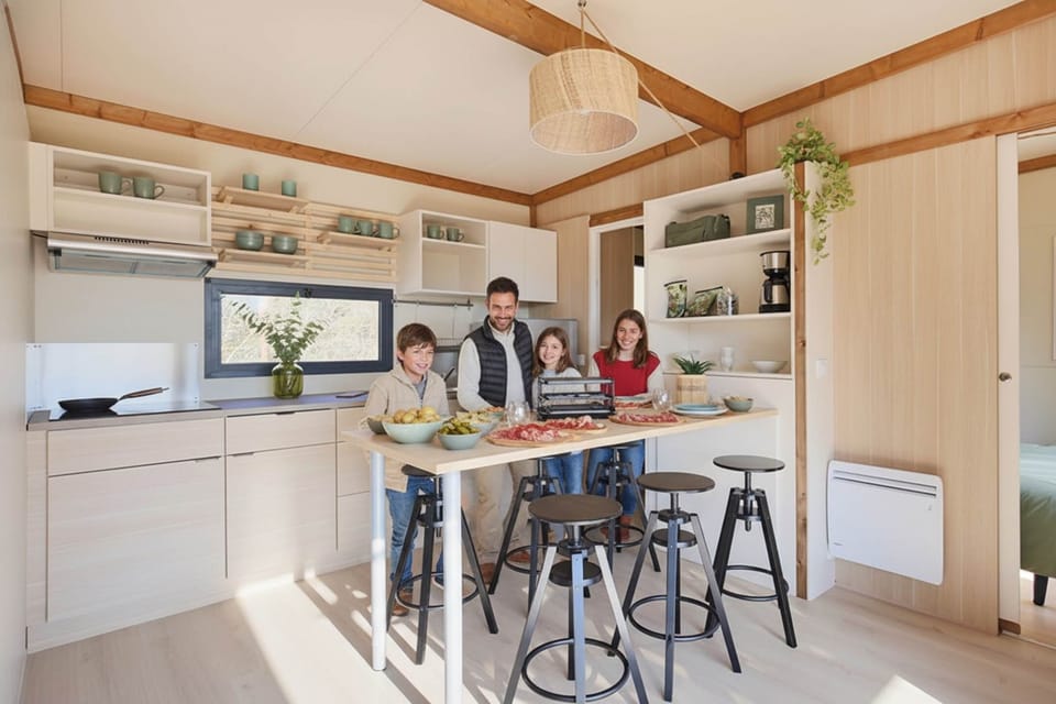 Coin repas avec sa cuisine toute équipée