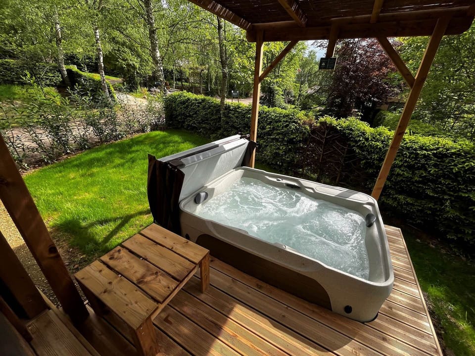 Spa privatif chauffé à 38°C avec vue sur la Forêt