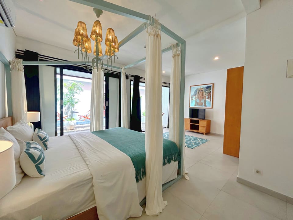 Suite | Minibar, iron/ironing board, free WiFi