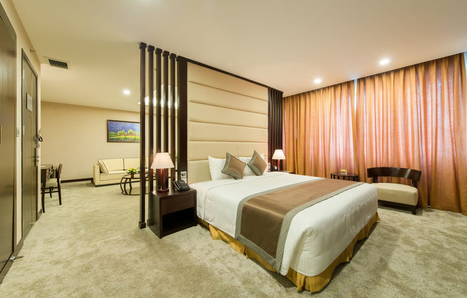 Executive Suite | 1 bedroom, premium bedding, minibar, in-room safe
