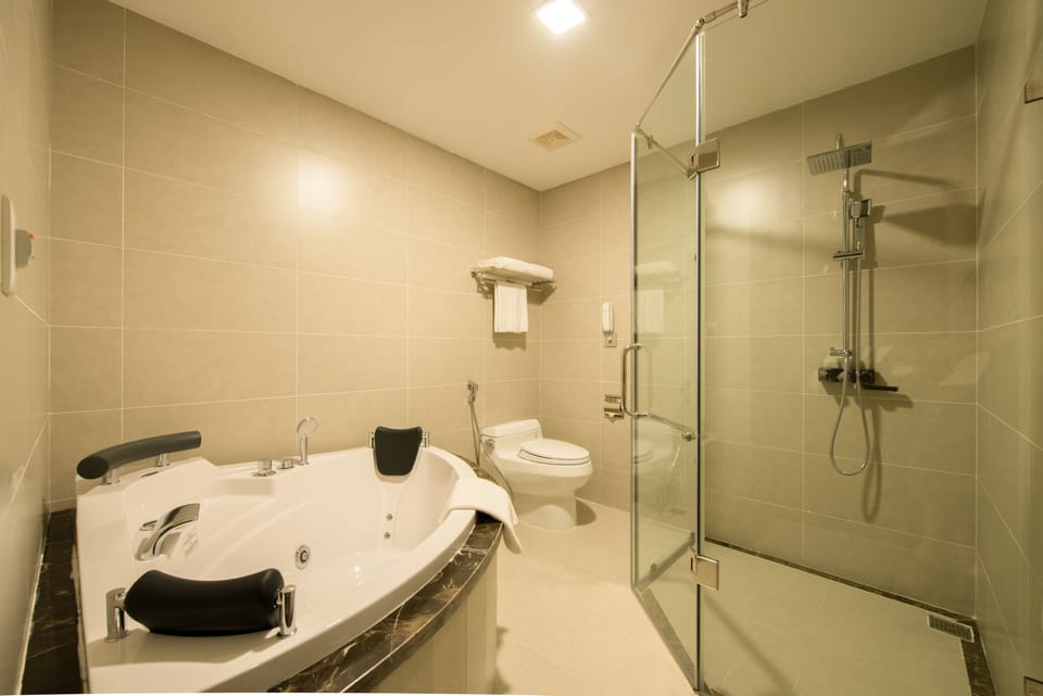 Executive Suite | Bathroom | Free toiletries, hair dryer, slippers, towels