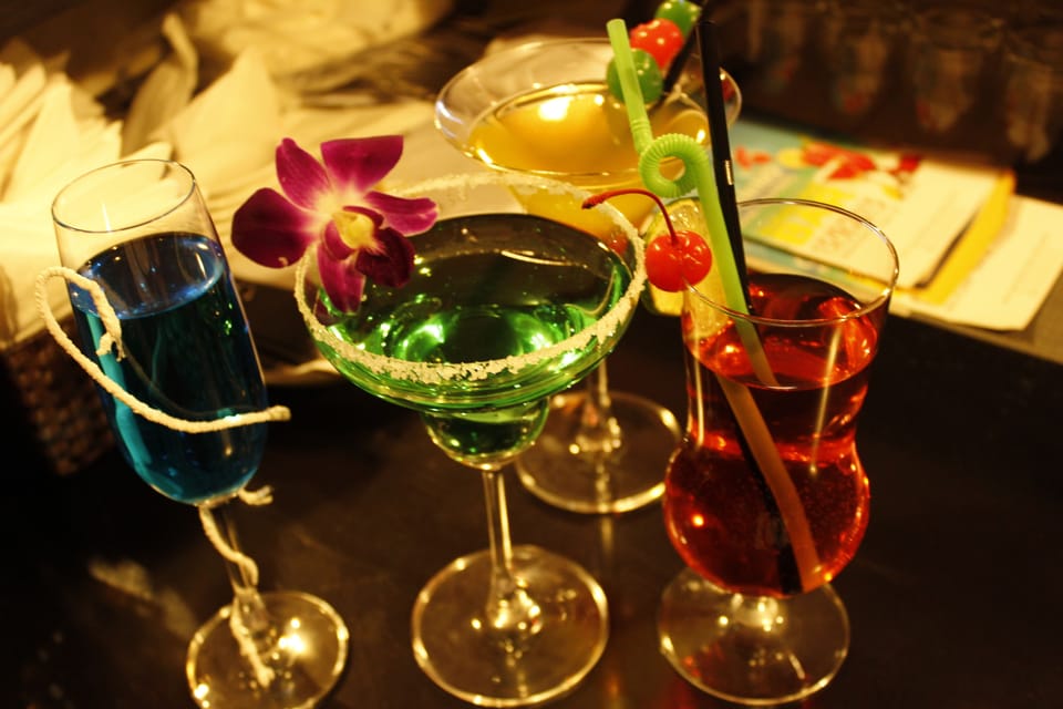 2 bars/lounges