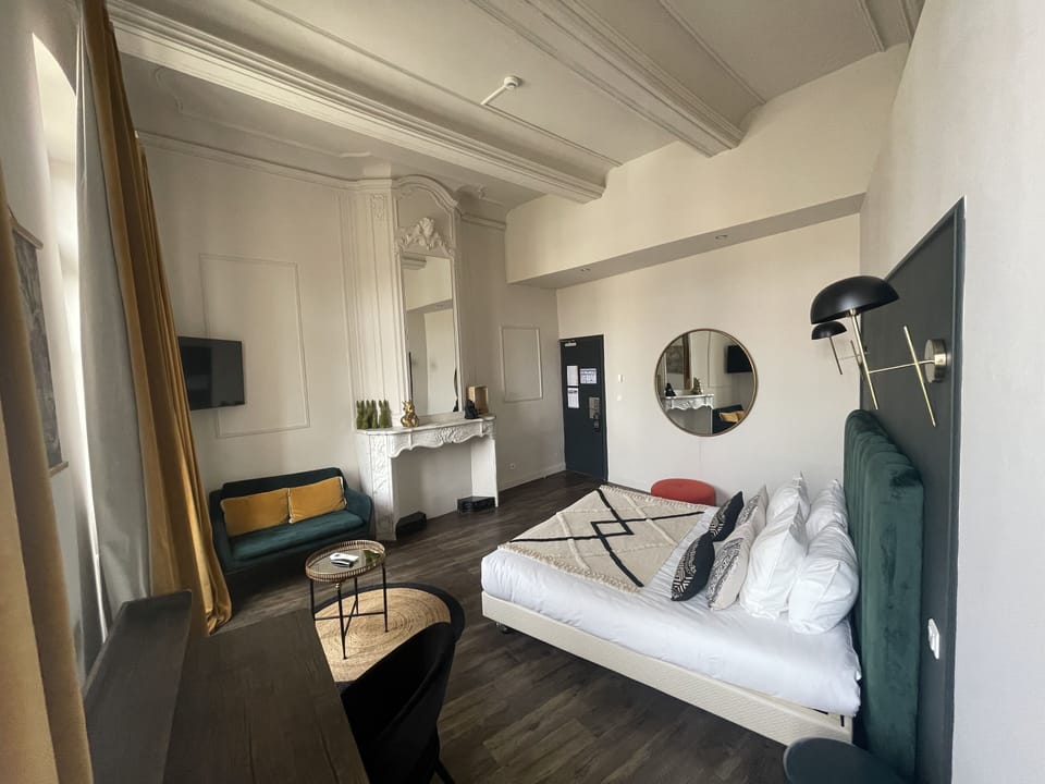Suite | Individually decorated, individually furnished, desk, soundproofing