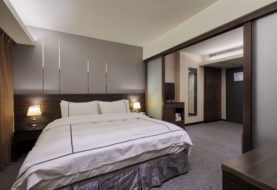 Suite | Premium bedding, free minibar, in-room safe, desk