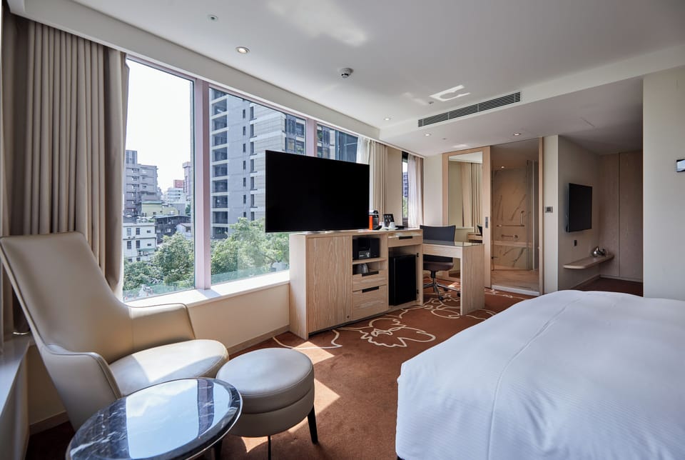 Premium bedding, in-room safe, desk, soundproofing