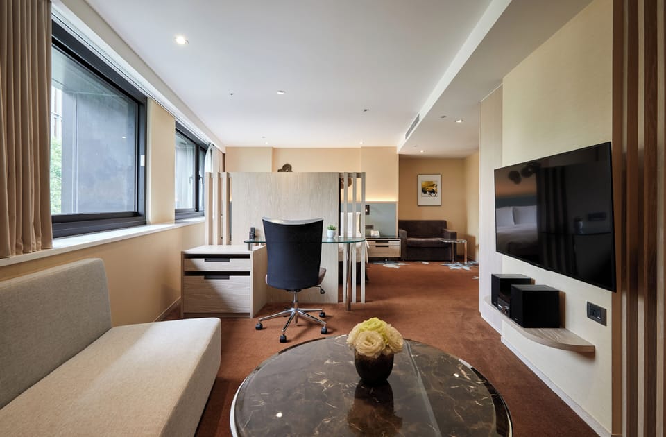 Design Suite | Premium bedding, in-room safe, desk, soundproofing