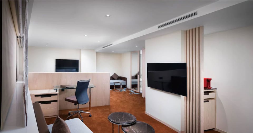 Design Suite | Premium bedding, in-room safe, desk, soundproofing