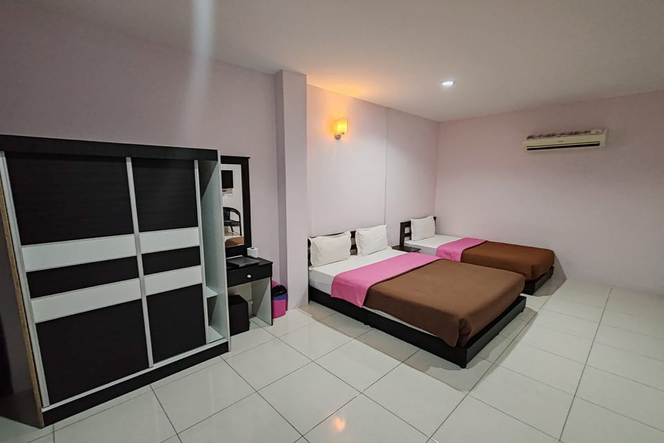 Deluxe Triple Room | Desk, WiFi (free), bed sheets