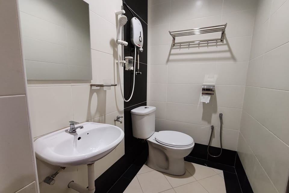 Standard Room | Bathroom | Shower, rainfall showerhead, free toiletries, towels