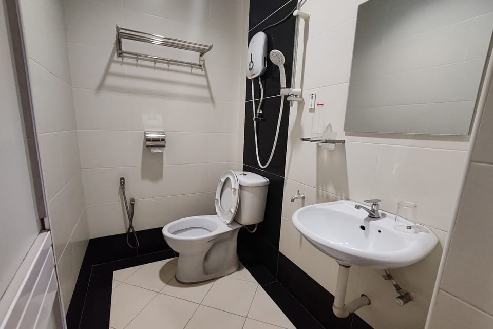 Deluxe Triple Room | Bathroom | Shower, rainfall showerhead, free toiletries, towels