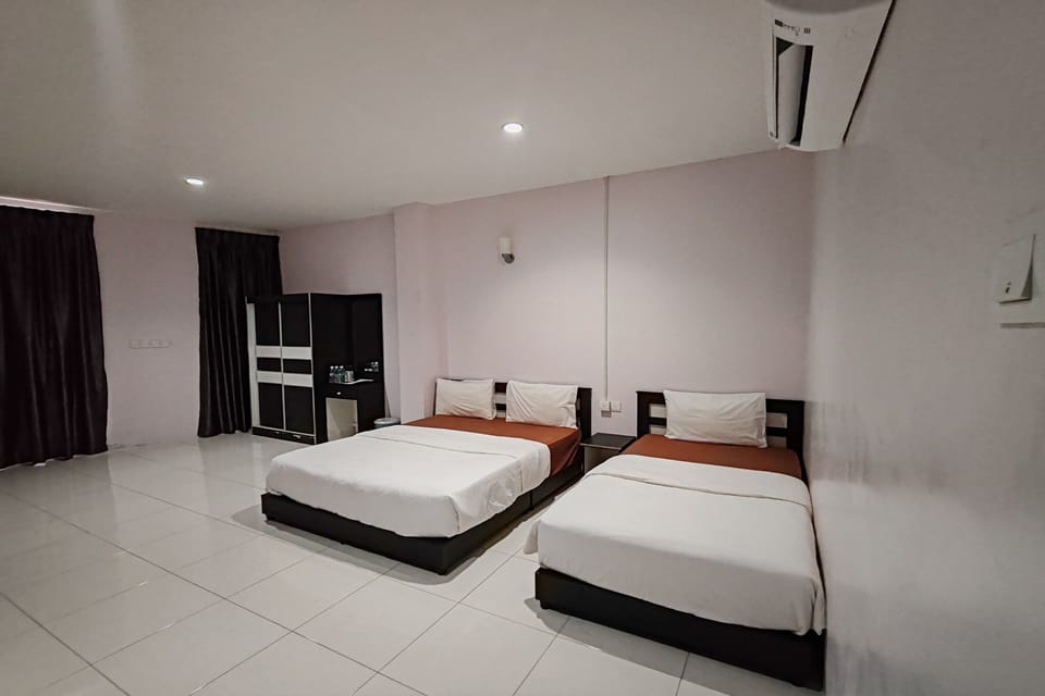 Family Room | Desk, WiFi (free), bed sheets