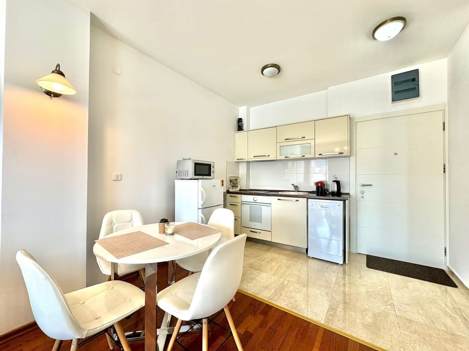 Comfort Apartment | Private kitchen | Fridge, microwave, oven, stovetop