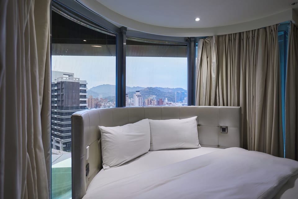 Romantic Room, 1 Bedroom | In-room safe, desk, blackout drapes, soundproofing