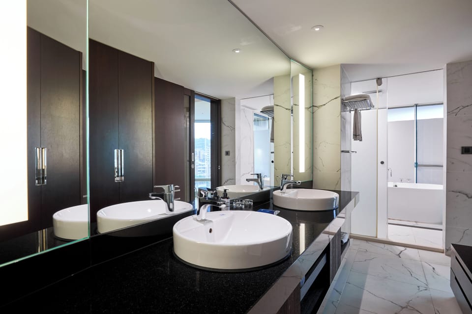 K Deluxe Double Room | Bathroom | Hair dryer, slippers, towels