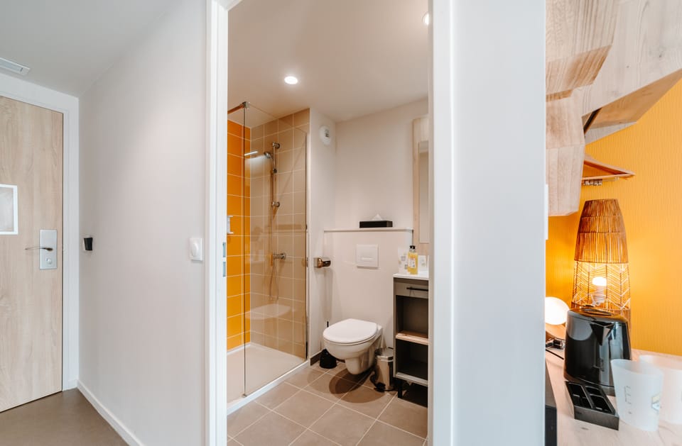 Family Room | Bathroom | Shower, hair dryer, towels