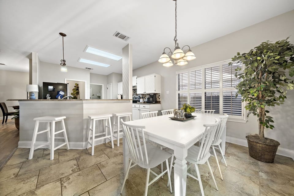 2nd dining table that sits an extra 6 people plus 3 extra at the breakfast bar.