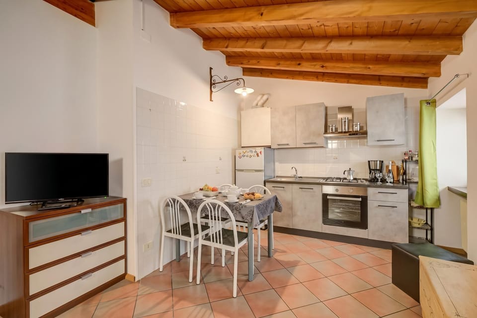 Family Apartment, 1 Bedroom, Air conditioning (Casa Arx) | Private kitchen | Dining tables