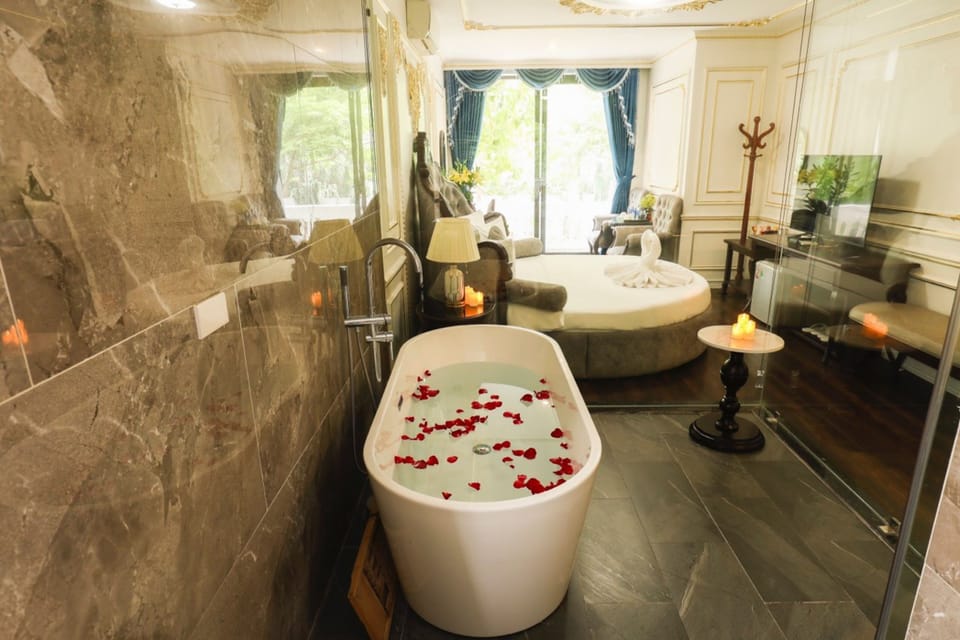 Luxury Suite | Bathroom | Rainfall showerhead, hair dryer, bathrobes, slippers