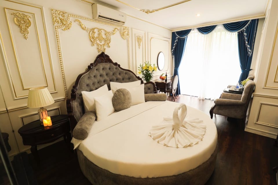 Luxury Suite | In-room safe, desk, laptop workspace, blackout drapes