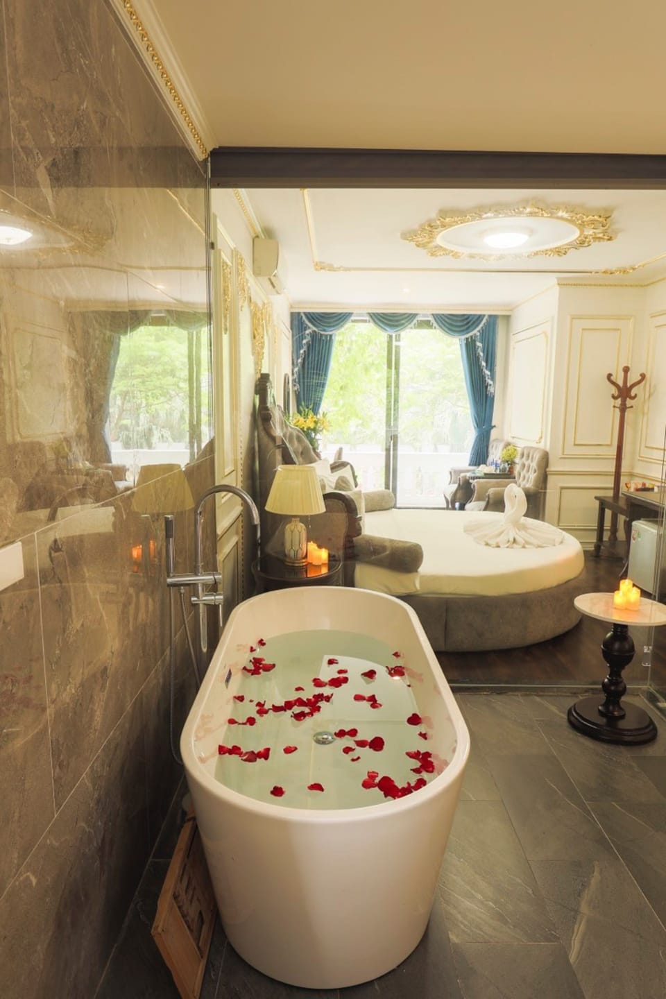 Luxury Suite | In-room safe, desk, laptop workspace, blackout drapes