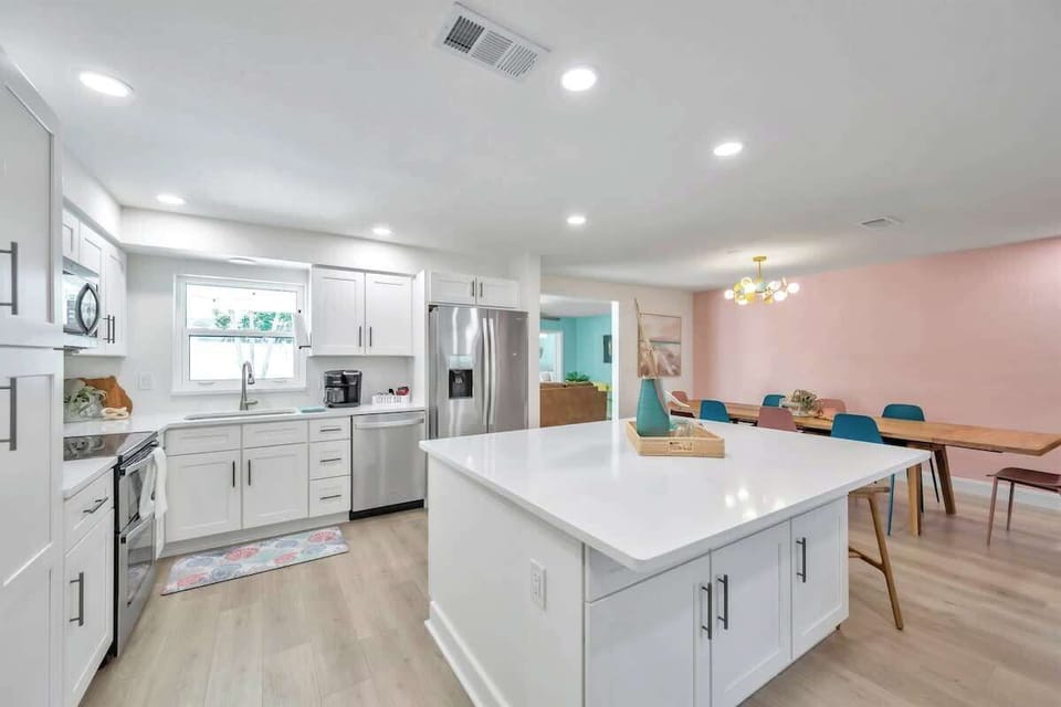 Fully equipped kitchen - from a quick breakfast to a family dinner, enjoy all brand new kitchen utensils and appliances to cook amazing meals!