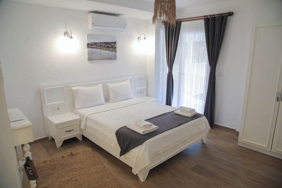 Deluxe Triple Room | Soundproofing, iron/ironing board, free WiFi