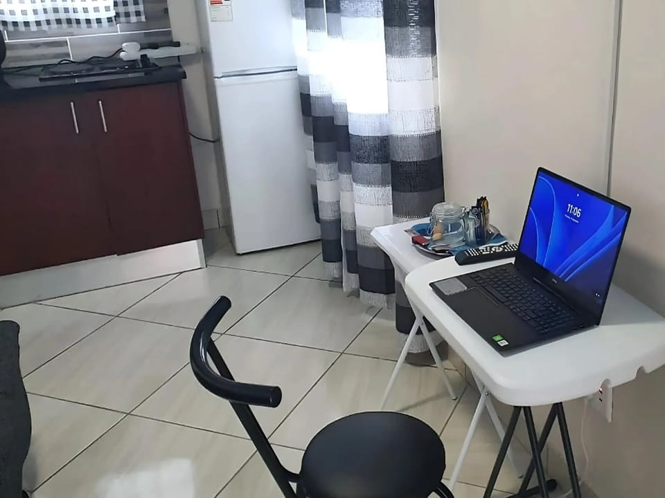 Studio Suite | Desk, laptop workspace, free WiFi, bed sheets
