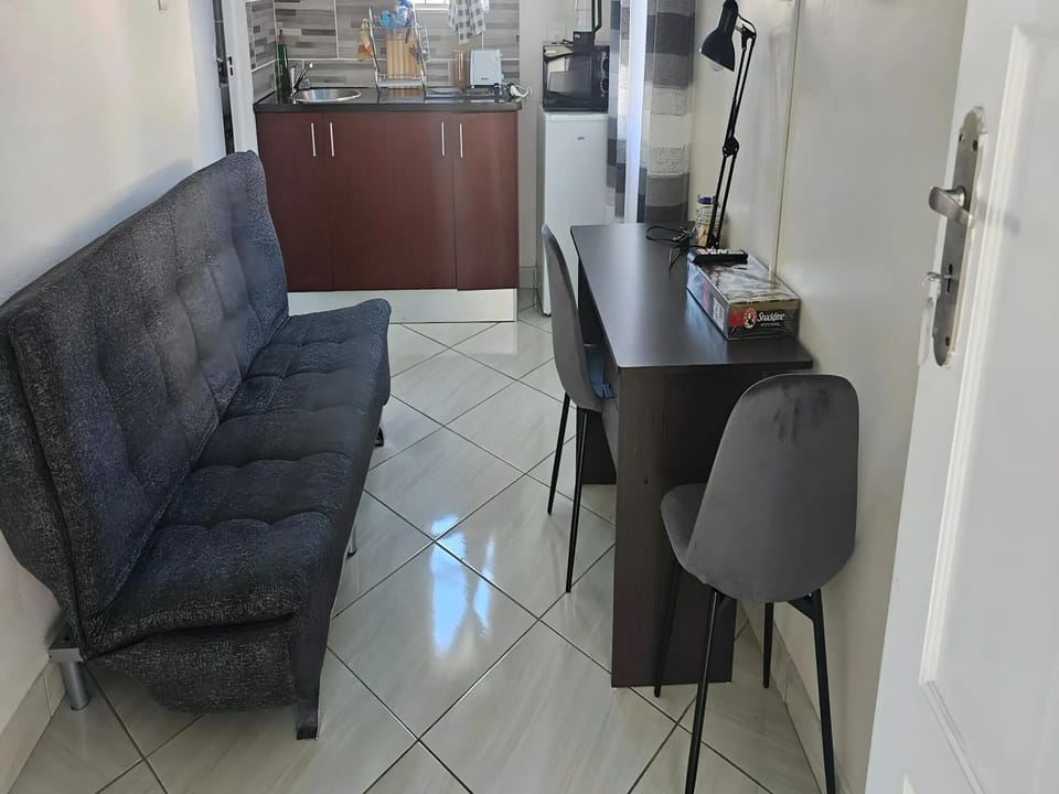 Studio Suite | Desk, laptop workspace, free WiFi, bed sheets