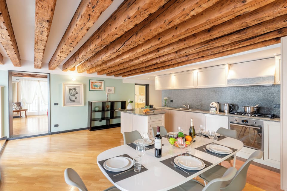 Family Apartment, Multiple Bedrooms, 2 Bathrooms (Beautiful Flat In The Historic Center) | Private kitchen | Fridge, microwave, oven, stovetop