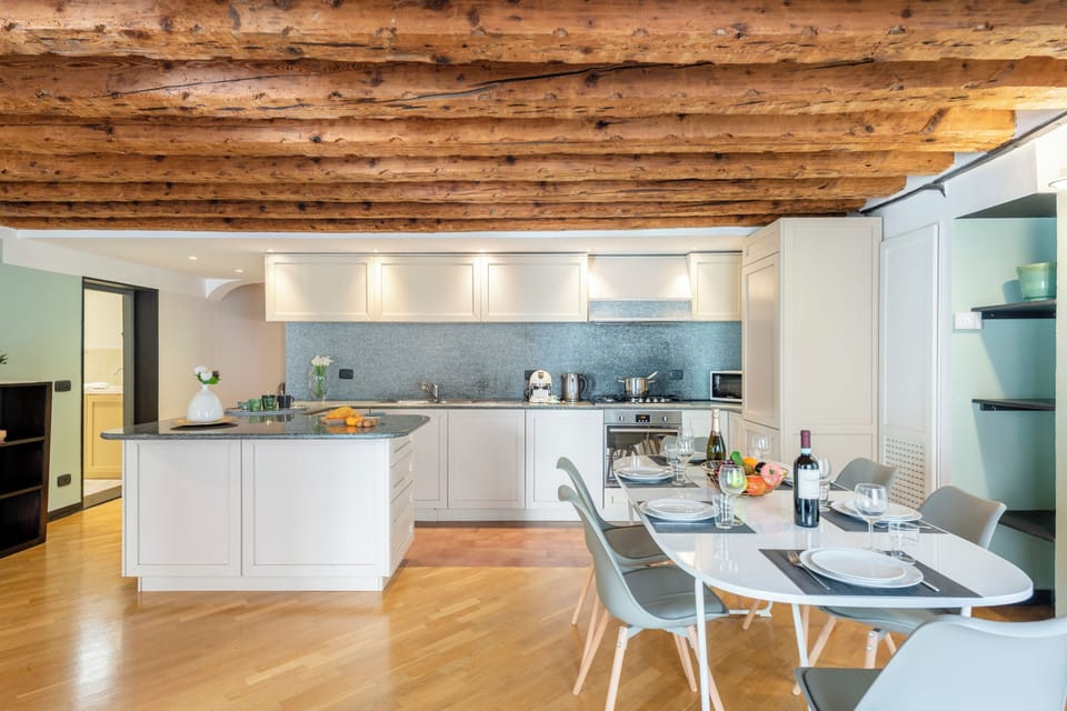 Family Apartment, Multiple Bedrooms, 2 Bathrooms (Beautiful Flat In The Historic Center) | Dining