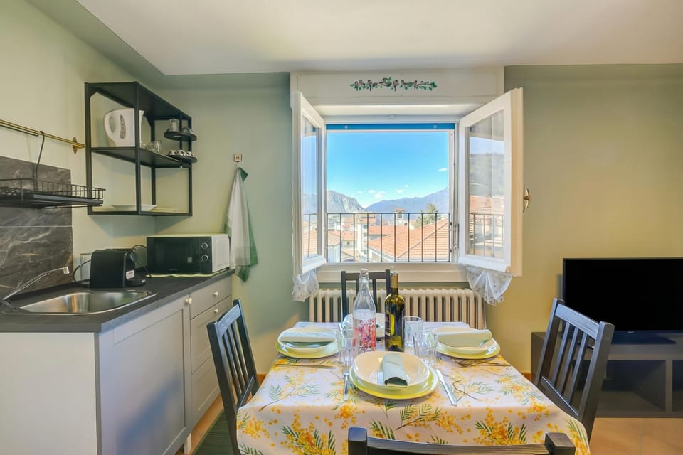 Family Apartment, Multiple Bedrooms (Petit Bijou De Stresa 2 Steps From) | Dining
