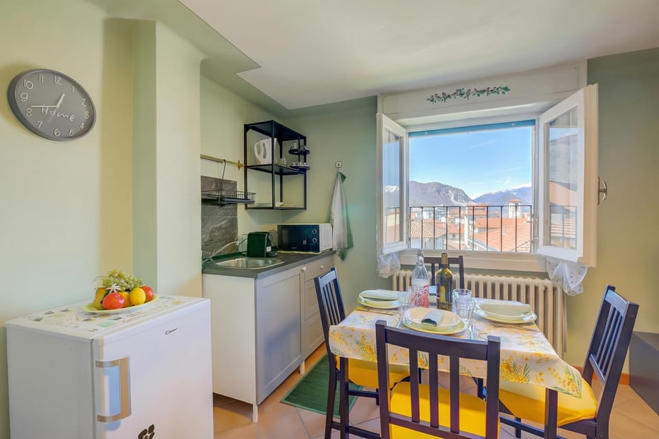 Family Apartment, Multiple Bedrooms (Petit Bijou De Stresa 2 Steps From) | Dining