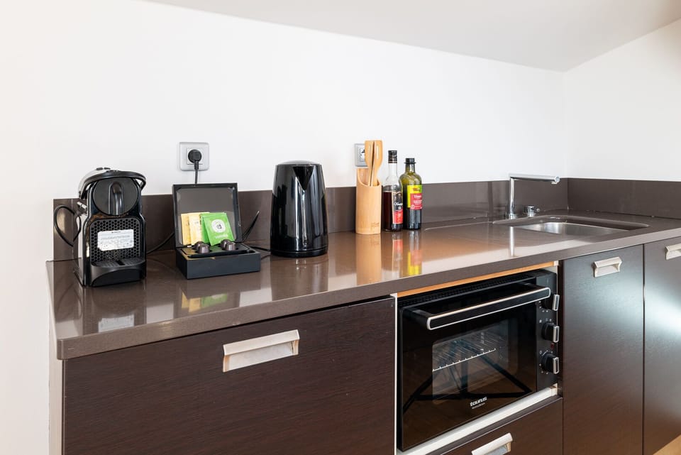 Fully equipped kitchen with welcome coffee and condiments for your arrival – Perfect for a comfortable stay at Nest in Mandara, with all amenities for a hassle-free stay in Juan-les-Pins.