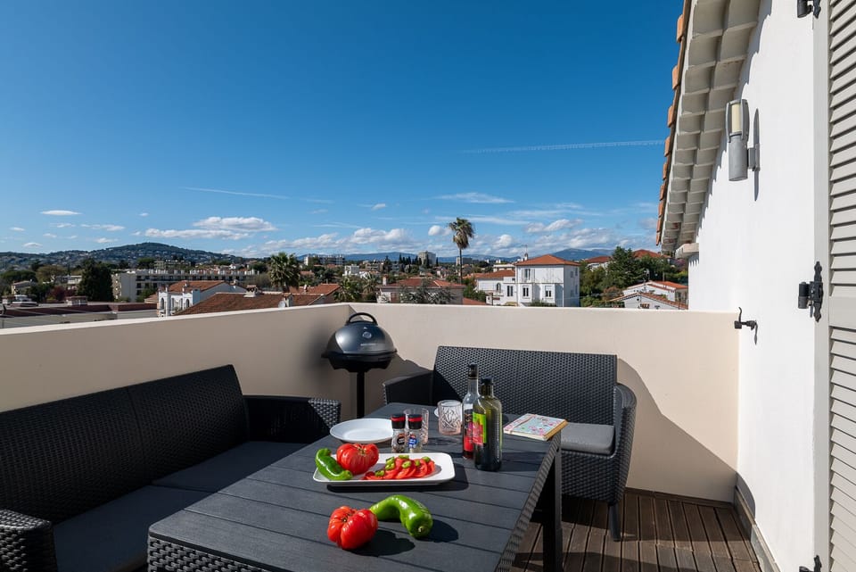 Second rooftop terrace with outdoor dining area – Relax or work in peace while enjoying stunning mountain views, ideal for business stays or holidays at Nest in Mandara, Juan-les-Pins.