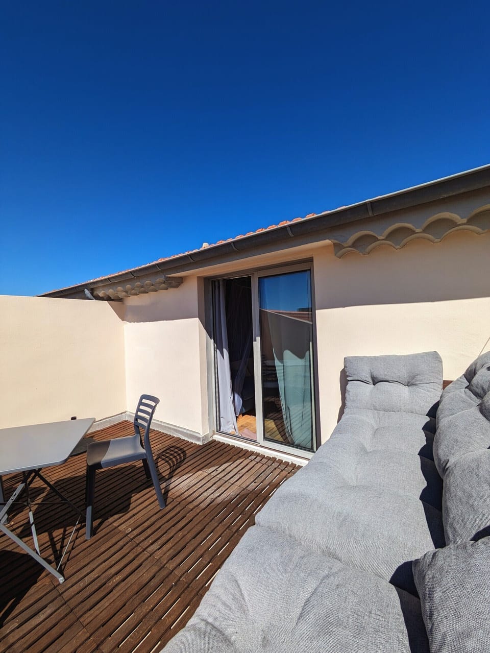Rooftop terrace with outdoor dining area – Relax or work in peace while enjoying exceptional views from this beautifully furnished studio, perfect for your professional stays or holidays at Le Nid d'Amour, Mandara Beach, Juan-les-Pins.