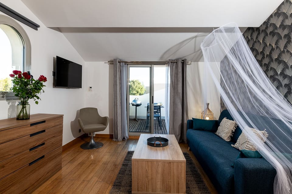 Living area and dining corner with direct access to your private terrace, ideal for relaxation or work with WIFI – Perfect stay in Juan-les-Pins, French Riviera.
