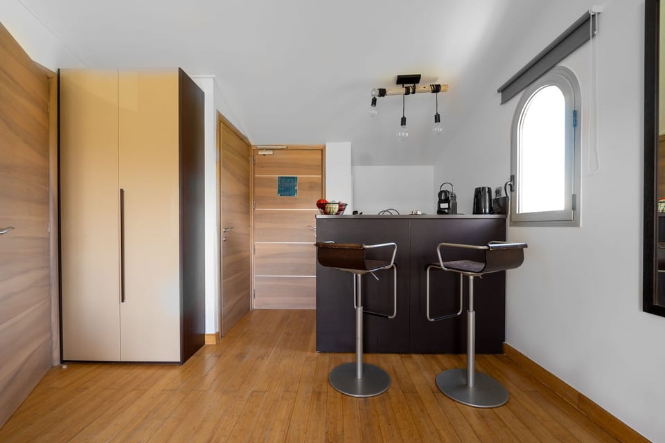 Fully equipped kitchenette with welcome coffee, ideal for a convenient and comfortable stay in Juan-les-Pins – Perfect for business or student stays on the French Riviera.
