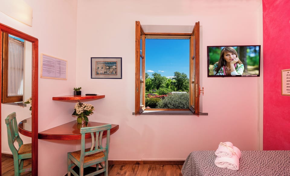 Basic Single Room | Desk, soundproofing, free WiFi