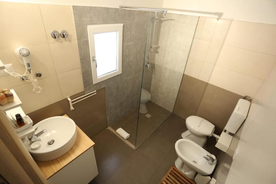 Classic Quadruple Room, City View | Bathroom | Shower, free toiletries, hair dryer, bidet
