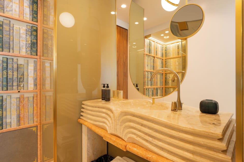 Comfort Room | Bathroom | Shower, rainfall showerhead, free toiletries, hair dryer