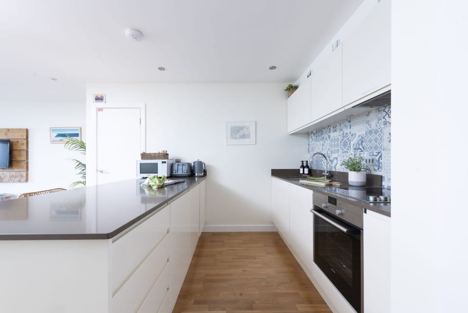 Modern well equipped kitchen - 6 The Point, Pentire