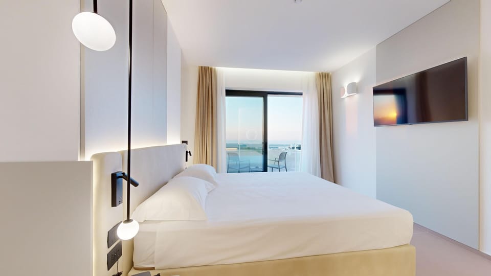 Superior Double Room, 1 Bedroom, Non Smoking, City View | Premium bedding, minibar, in-room safe, desk