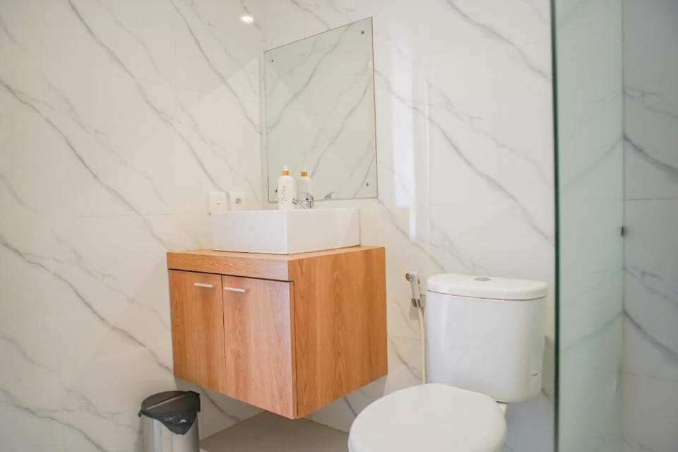 Standard Double Room | Bathroom | Shower, rainfall showerhead, free toiletries, hair dryer