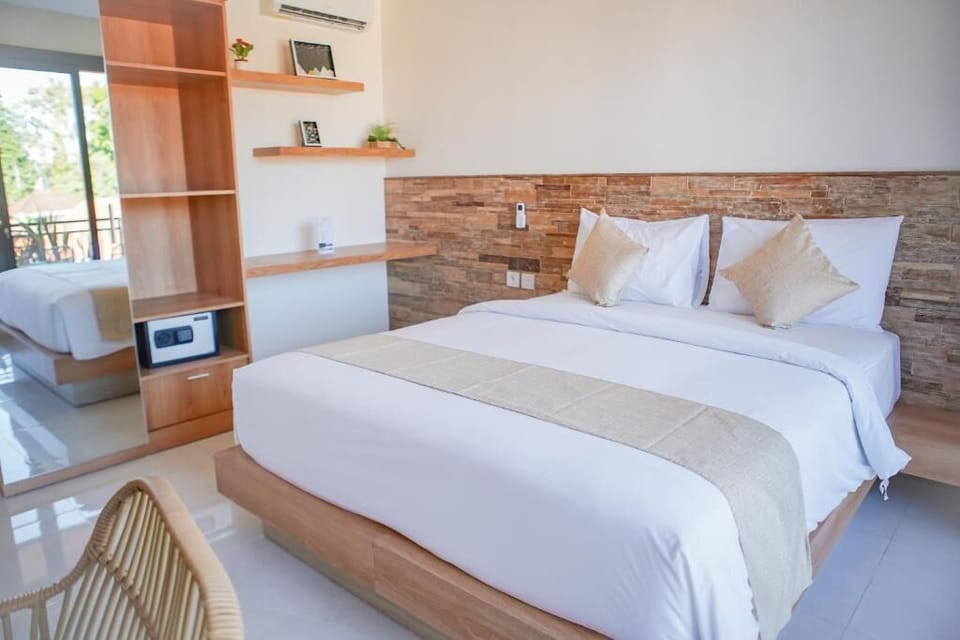 Standard Double Room | Minibar, in-room safe, desk, laptop workspace